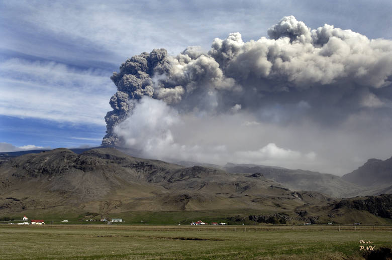 Erupcja islandzkiego wulkanu Eyjafjallajökull w kwietniu 2010 roku, która sparaliżowała ruch lotniczy w Europie 