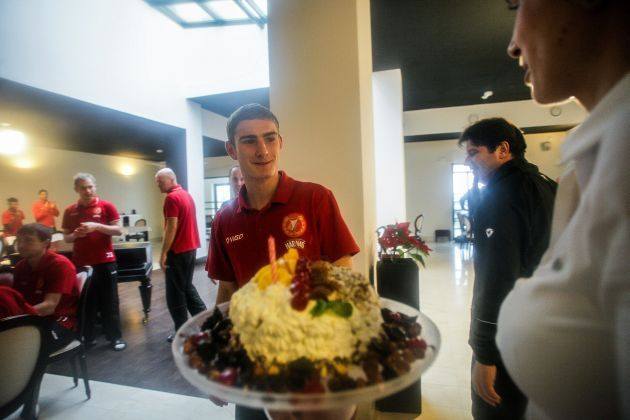 Patryk Stępiński otrzymał okazały tort