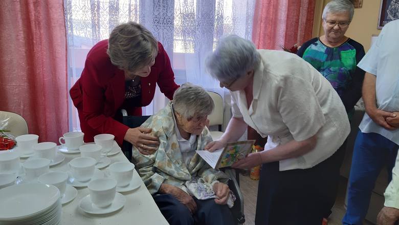 Helena Tokarek, mieszkanka Domu Pomocy Społecznej dla Kombatantów w Opolu, świętuje 102. urodziny!
