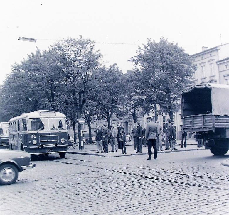 Wrzesień 1974 r., natężenie ruchu na skrzyżowaniu al. Wojska Polskiego i ul.  22 Lipca (obecnie Wileńskiej) wymagało ręcznej regulacji przez milicjanta „drogówki”