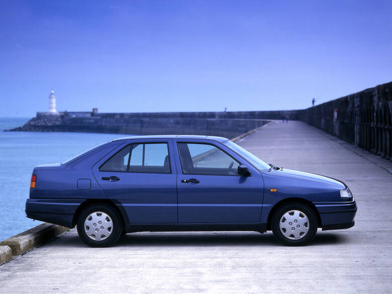 Seat ToledoKarierę rynkową Toledo zaczynał w 1991 roku jako duży rodzinny kompaktowy liftback bazujący na Golfie II. W drugiej odsłonie był sedanem,