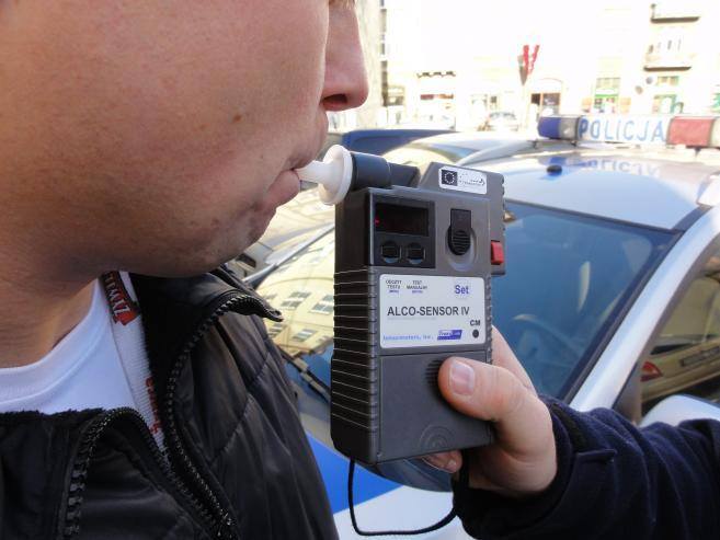 Za jazdę pod wpływem alkoholu mają grozić grzywny nawet do 500 tys. zł, fot. Bartosz Gubernat