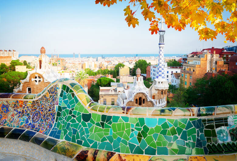 Jesienna panorama Barcelony podziwiana z Parku Güell