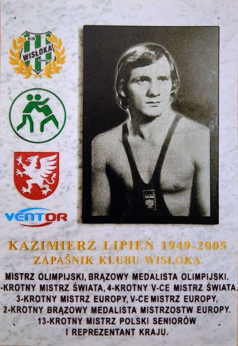 Dębica. Zamieszane z tablicą upamiętniająca wybitnego zapaśnika Kazimierza Lipienia