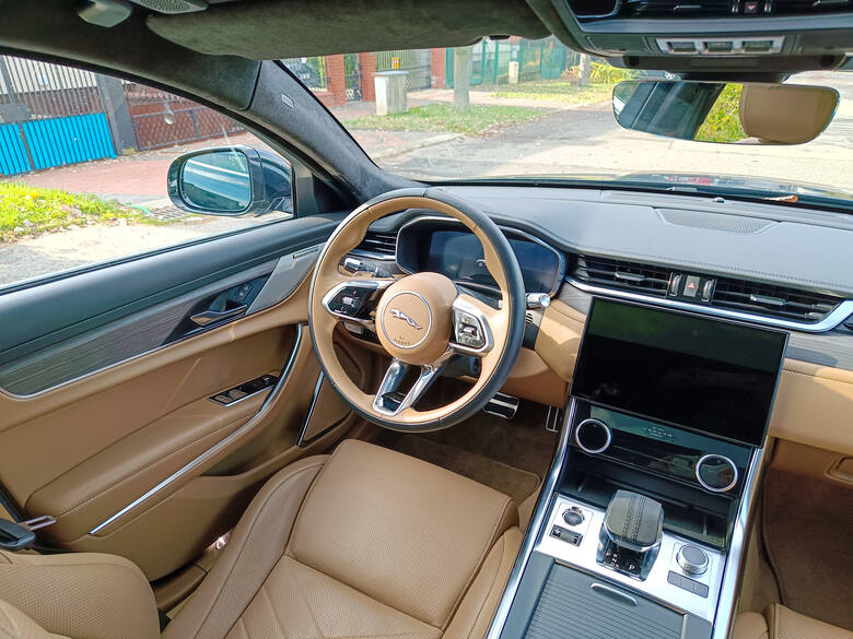 Obecna generacja Jaguara XF jest na rynku od 2015 roku i wciąż prezentuje się rewelacyjnie. Zdaje się, że upływający czas nie ma znaczenia dla tego modelu,