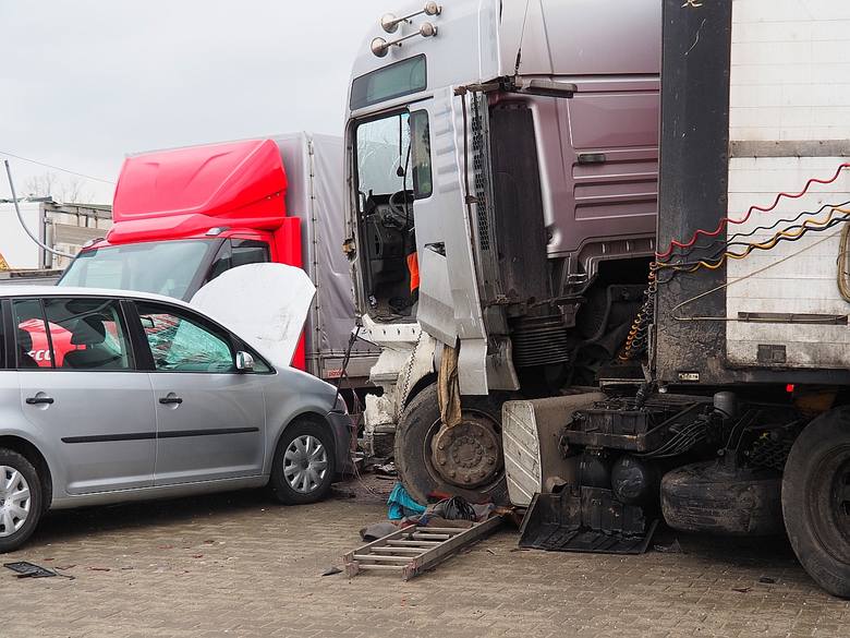 Śmiertelny wypadek w Rzgowie. Zderzyło się 5 pojazdów 3