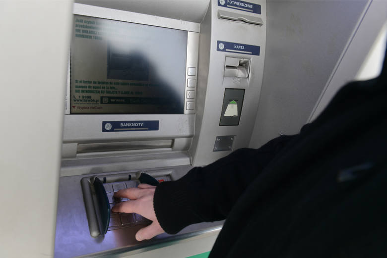Wypłaty z bankomatów Czy będą podwyżki za wypłaty przy