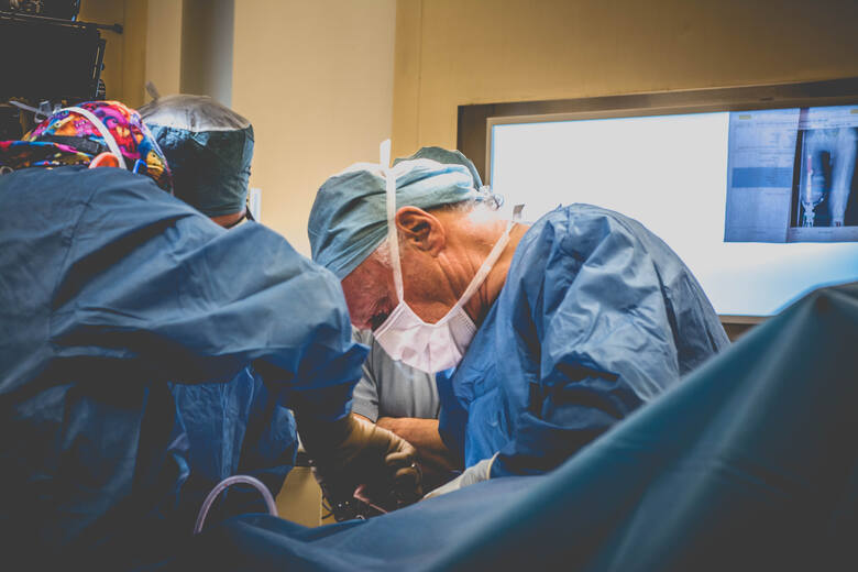 Pierwszy zabieg osseointegracji na Śląsku przeprowadził prof. Horst Aschoff wraz z zespołem specjalistów Szpitala AVIMED. Dr. Aschoff osobiście nadzorował