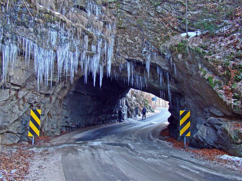 Tunel wydrążony w skale na drodze z Piechowic do Michałowic