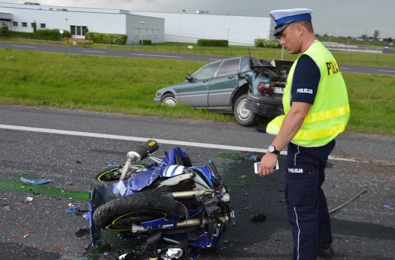 Tragiczny wypadek w Łysomicach od Toruniem. 56-letni motocyklista zginął po zderzeniu z samochodem osobowym.