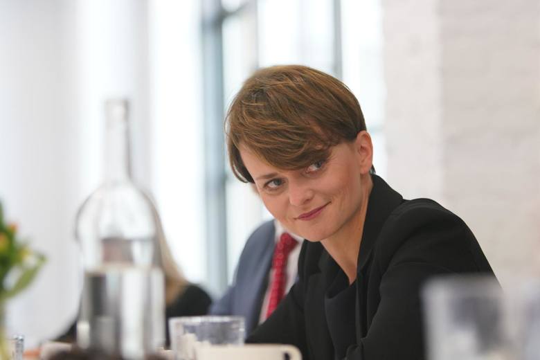 Niezmiennie na pierwszym miejscu pozostaje Jadwiga Emilewicz, wiceprezes Porozumienia Jarosława Gowina i szefowa resortu przedsiębiorczości i technologii. 