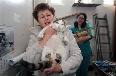 Elżbieta Sierant w lecznicy z jednym z kotów, które złapała.