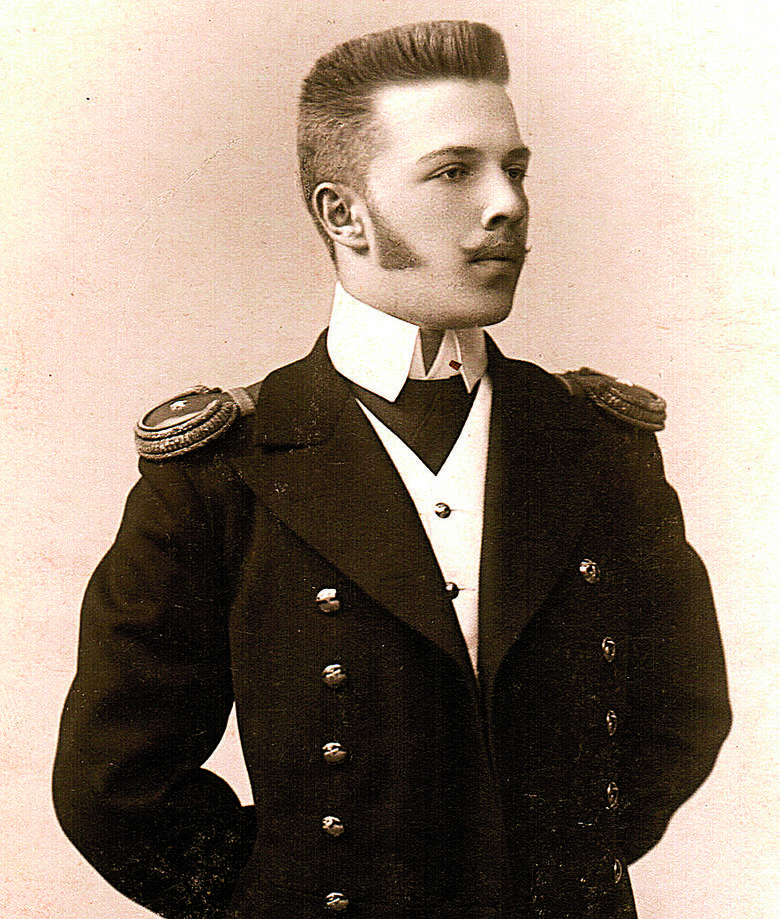 Eugeniusz Cywiński, starszy syn admirała. Zatonął wraz z pancernikiem Borodino w czasie bitwy pod Cuszimą w 1905 r. 