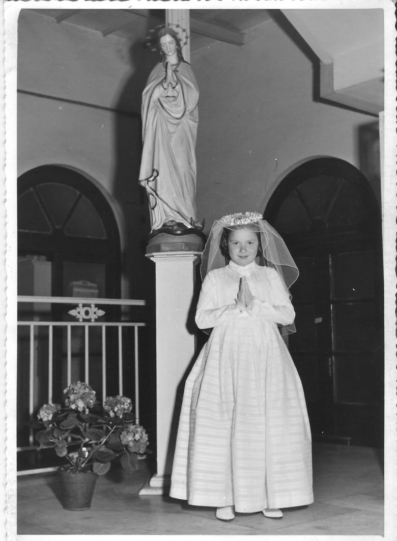 <strong>1950 rok</strong><br /> <br /> W latach 50. ubranka komunijne często były szyte ze strojów ślubnych rodziców - stąd tak duże podobieństwo do sukni panny młodej. 