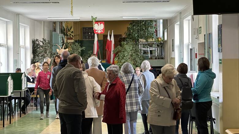 Mieszkańcy Świebodzina głosują i spełniają obywatelski obowiązek.