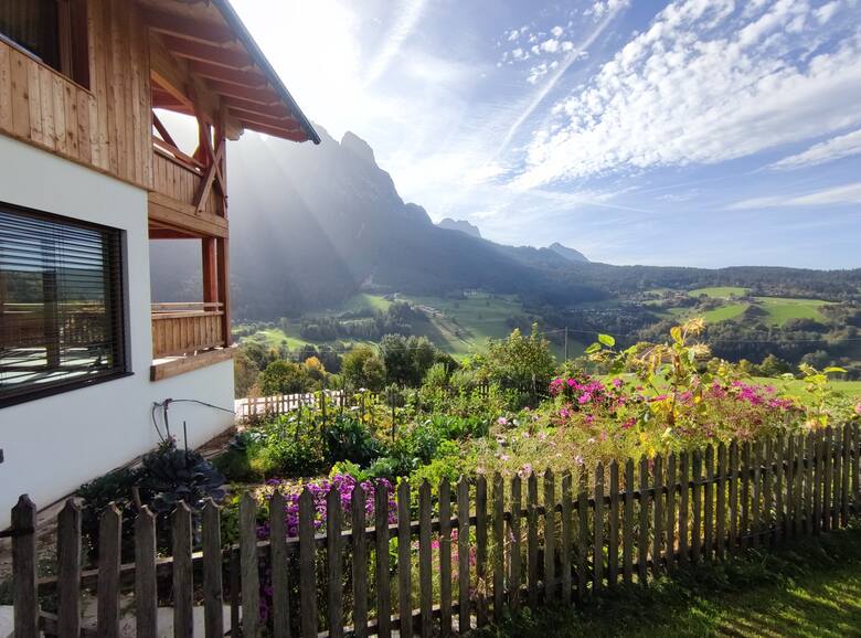 Południowy Tyrol. Czy można tam podróżować z dzieckiem? Trasy spacerowe, transport publiczny i farmy w górach