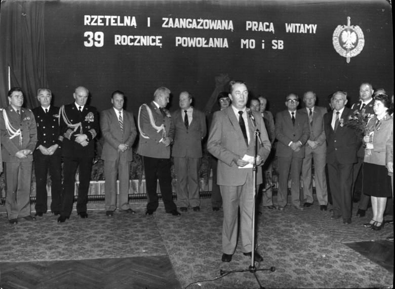 Rocznica powołania MO i SB. Przemawia Stanisław Bejger, w głębi od lewej stoją: gen. Mieczysław Cygan, kontradmirał Ludwik Dutkowski, adm. Ludwik Janczyszyn,