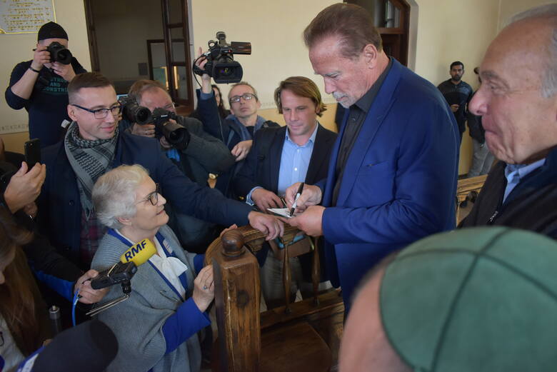 Arnold Schwarzenegger odwiedził synagogę w Oświęcimiu i Muzeum Żydowskie