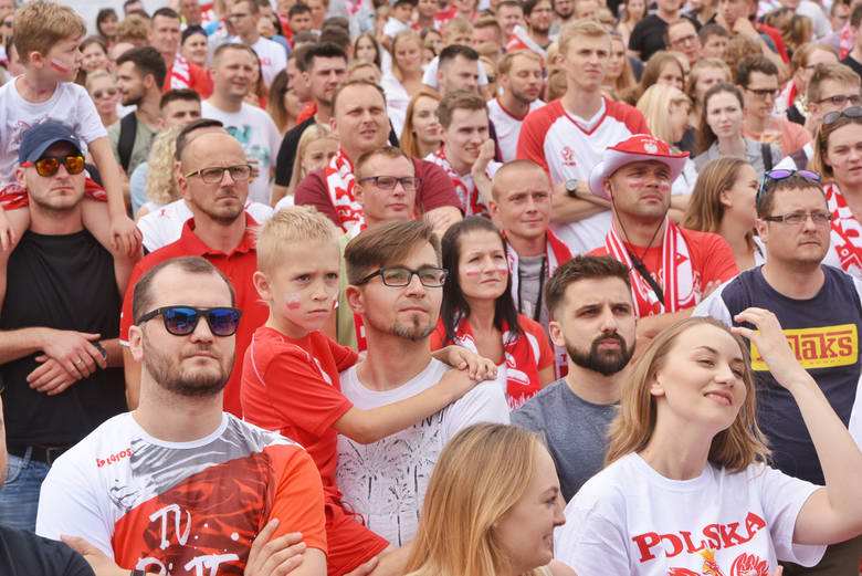 W pierwszym meczu na mundialu w Rosji Polska przegrała z Senegalem 1:2. Chociaż piłkarze nie spełnili pokładanych w nich nadziei, to na pewno nie zawiedli kibice, którzy tłumnie dopingowali Biało-Czerwonych. Zobaczcie, co działo się w strefie kibica na MTP, a jeśli tam byliście, to poszukacie się...