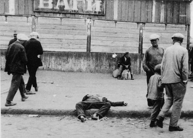 Charków 1932, przechodnie mijają ludzi zmarłych z głodu, leżących wprost na ulicy