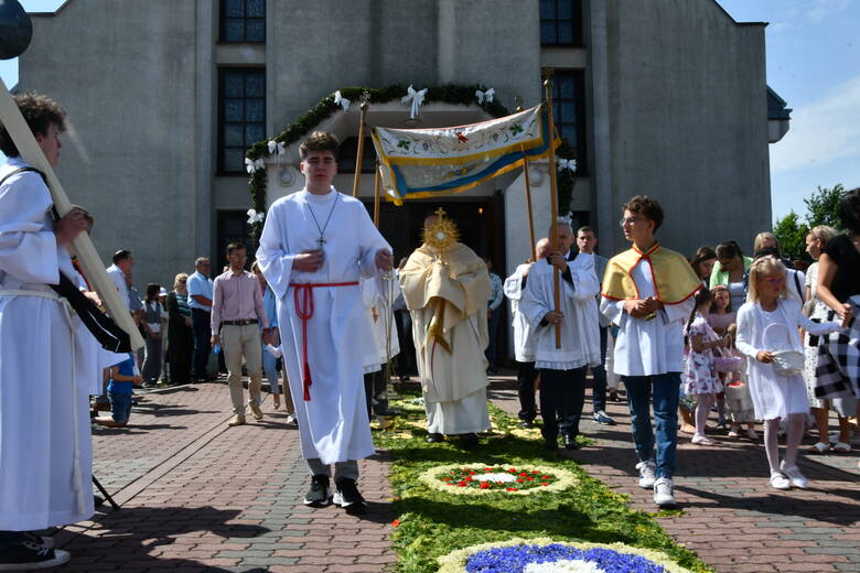 Piękny kwiatowy dywan został ułożony na Boże Ciało w parafii Matki Bożej Fatimskiej w Kielcach - Dyminach. Wszyscy byli pod wrażeniem!
