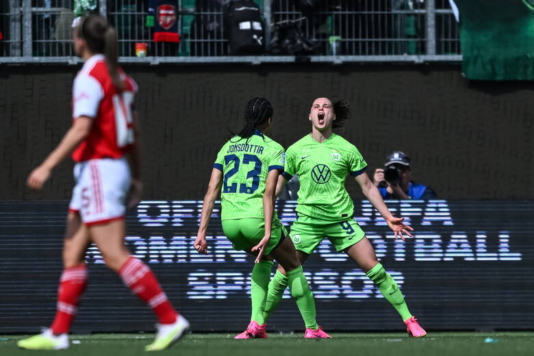 Polska napastniczka VfL Wolfsburg, Ewa Pajor świętuje strzelenie pierwszego gola w meczu półfinałowym Ligi Mistrzyń z Arsenalem Londyn
