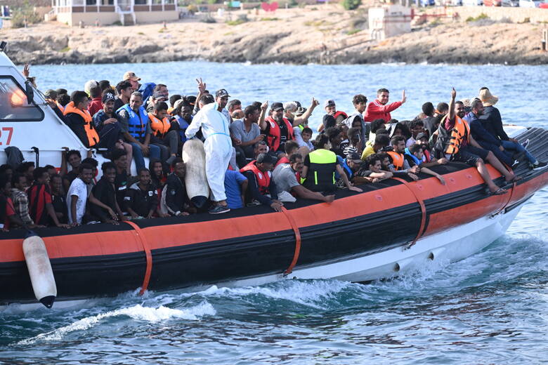 Ktoś tym ludziom pomaga przejść setki, jeśli nie tysiące kilometrów z Nigerii, krajów Afryki Środkowej, do Morza Śródziemnego, ktoś im pomaga przetransportować