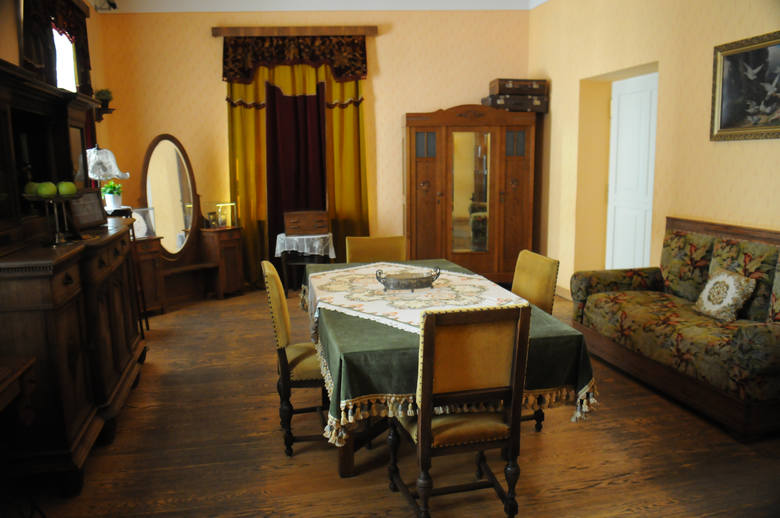 Salon Wojtyłów urządzony był skromnie, po mieszczańsku. Na kanapie po prawej stronie, w 1929 roku, w wieku 45 lat, zmarła schorowana Emilia Wojtyłowa