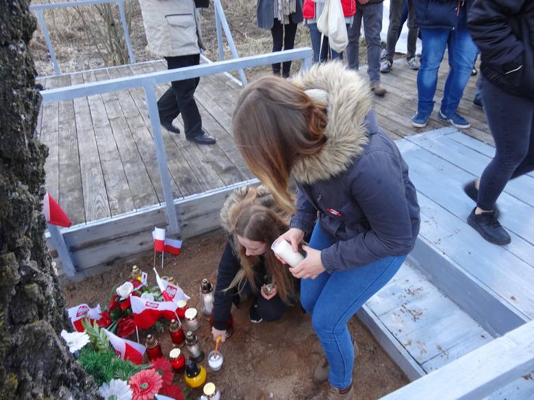 Uczniowie wielkopolskich szkół złożyli hołd pomordowanym w Katyniu
