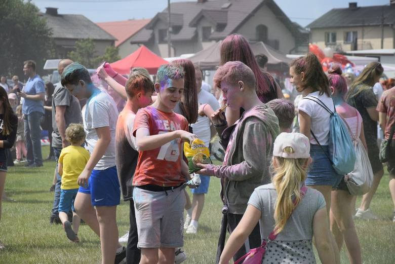 W niedzielę, 2 czerwca, odbyło się miejski Dzień Dziecka na zalewem Zadębie. Było wiele atrakcji, ale poza wręczaniem Drzewka Życia, największym zainteresowaniem dzieci i młodzieży cieszyła się zabawa z kolorowymi proszkami, czyli kolorowy zawrót głowy.