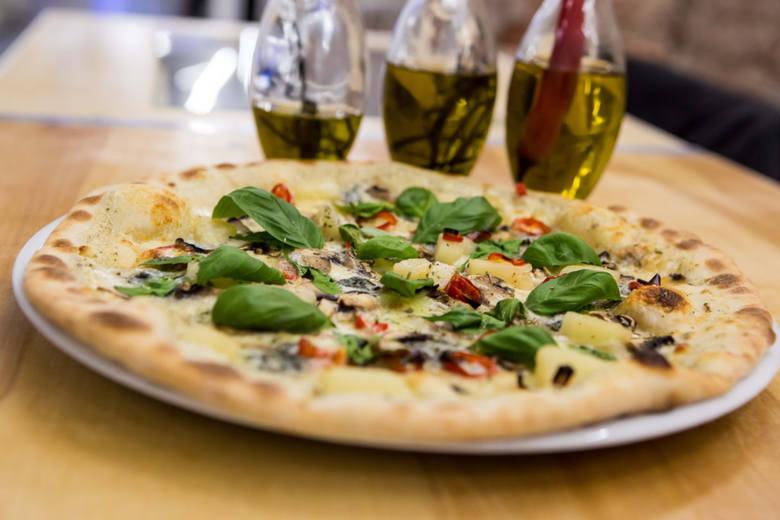 3. Pizzeria - wiele miejsc w Skierniewicach serwuje włoską potrawę jaką jest pizza. Większość lokali tego dnia jest czynna do godziny 22.