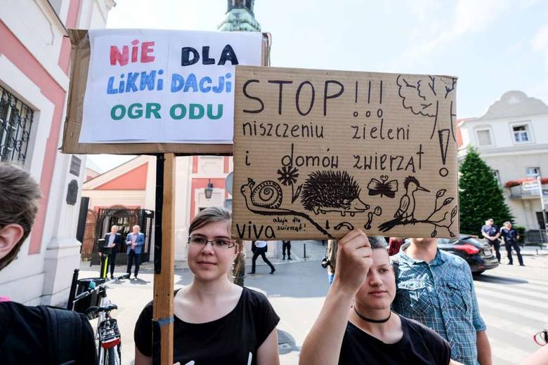 Czerwiec 2018 roku, protest przed poznańskim magistratem przeciwko betonowaniu terenów zielonych, w tym inwestycji planowanej na Starołęce 