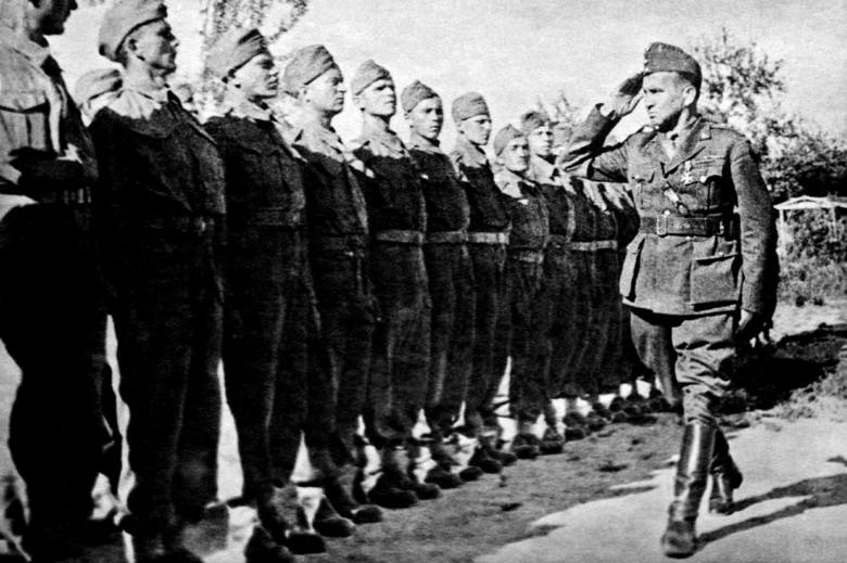 Pułkownik Leopold Okulicki dokonuje przeglądu żołnierzy rekrutów do Bazy Wyszkolenia Cichociemnych w Ostuni (Egipt, 1943 r.)