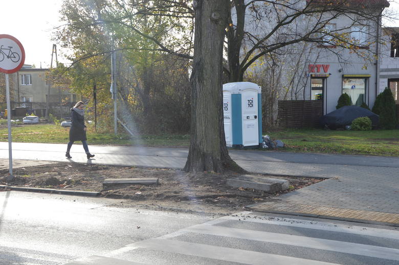 Z powodu awarii zerwano kolejny fragment nowego asfaltu na ul. Topolowej w Łowiczu [ZDJĘCIA]