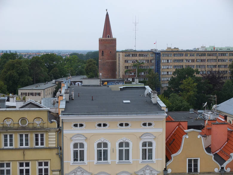 Widok z wieży ratuszowej na Wieżę Piastowską.