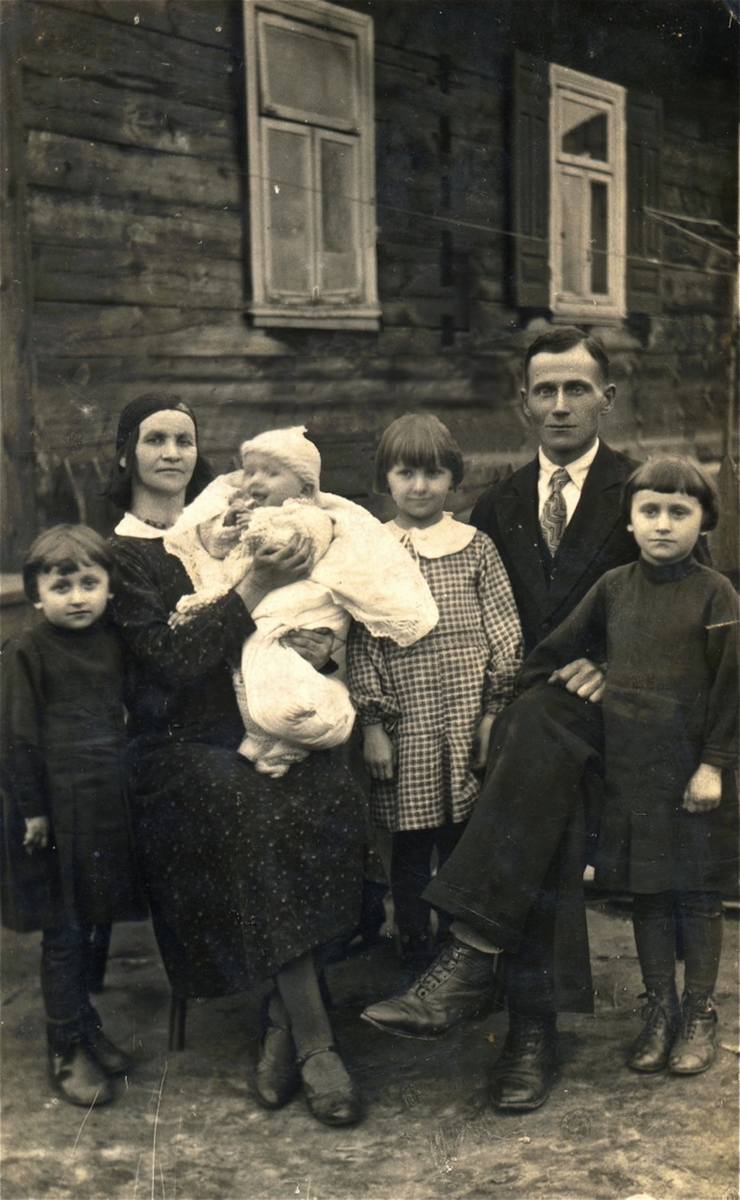 Rodzina Żukowskich: Sylwestra i Leonard. Dzieci od lewej: Danuta, Bogusław, Jadwiga i Róża 
