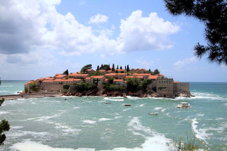 Sveti Stefan to oaza luksusu zatopiona w turkusie morza. Czarnogóra kusi również bajkowymi krajobrazami, barwną historią i świetną kuchnią