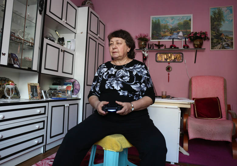 Bogumila Bartnik. 66 letnia blogerka, malarka, hafciarka i fanka gier na konsoli playstation