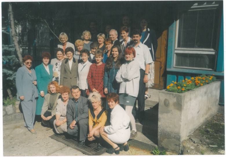 Rok 1998. Ekipa pracowników PKP przed wejściem do „niebieskiego baraczku” przy ul. Dworcowej w Zielonej Górze