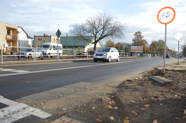 Z powodu kolejnej awarii wodociągu pracownicy Zakładu Usług Komunalnych w Łowiczu na początku listopada ponownie zmuszeni byli zerwać niewielki fragment nowego asfaltu na ulicy Topolowej