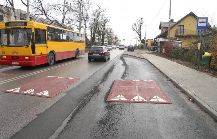 Kuriozum drogowe w Kielcach. Próg zwalniający w zatoce...autobusowej