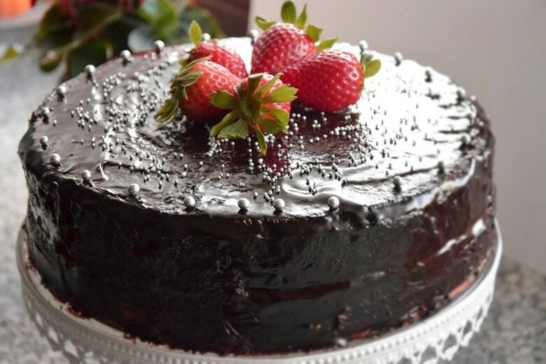 Klasyczny czekoladowy tort to idealny wypiek dla małych i dużych miłośników czekolady.