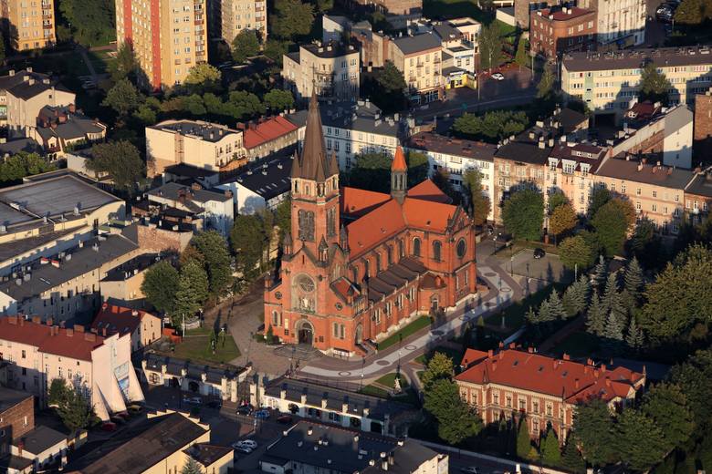 Katedra Wniebowzięcia Najświętszej Maryi Panny to najważniejsza świątynia na terenie diecezji sosnowieckiej. Wciąż trwa jej odbudowa po pożarze.