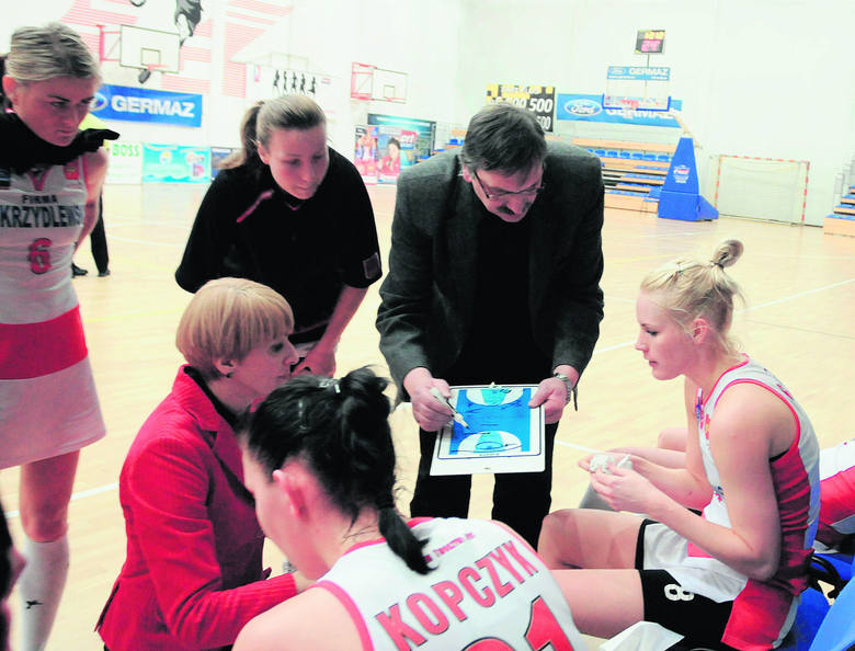 Prezes Ryszard Andrzejczak to także doświadczony trener koszykówki, dlatego często pomaga prowadzić drużynę i instruuje zawodniczki, jak mają grać. 