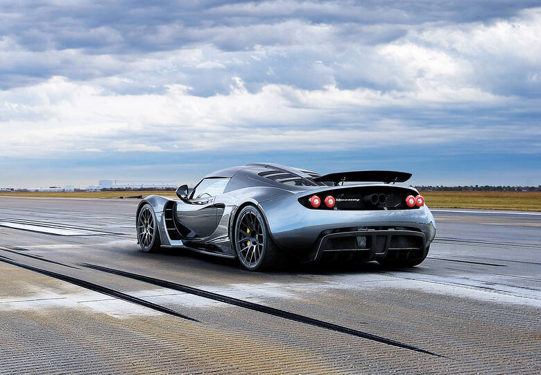 7. Hennessey Venom GTCena: 3 000 000 złSilnik: V8, 1244 KMPrędkość maksymalna: 447 km/hPrzyspieszenie 0-100 km/h: 2,9 sAmerykański Venom GT używa w dużej