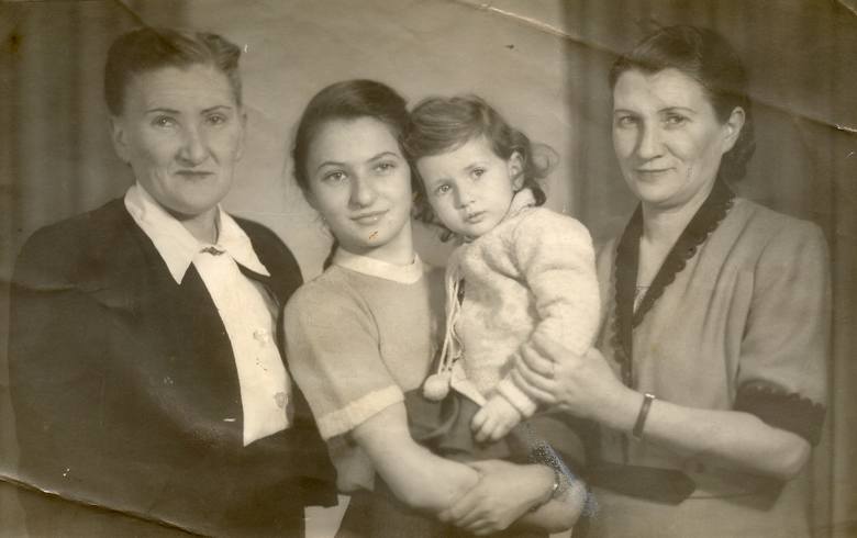 Od lewej Vera, siostra Idy Gliksztejn, jej córki Ruth i Anat oraz ona sama. 