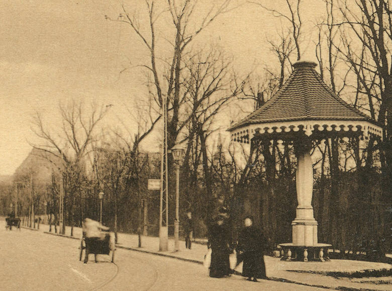Grzyb w czasach dawno minionych również umilał czas oczekiwania na przyjazd tramwaju. Pocztówka sprzed 1909 r.