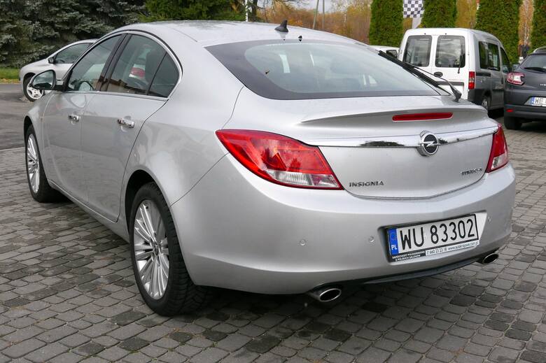 Używany Opel InsigniaFlagowy model Opla jest poszukiwanym samochodem na rynku wtórnym. Łączy atrakcyjną linię nadwozia z szeroką paletą silników i wnętrzem