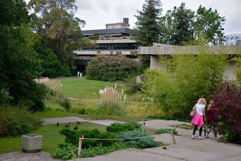 Ogród fundacji Gulbenkian to zielona oaza w Lizbonie, w sam raz na spacery. Zdjęcie na licencji CC BY 2.0.