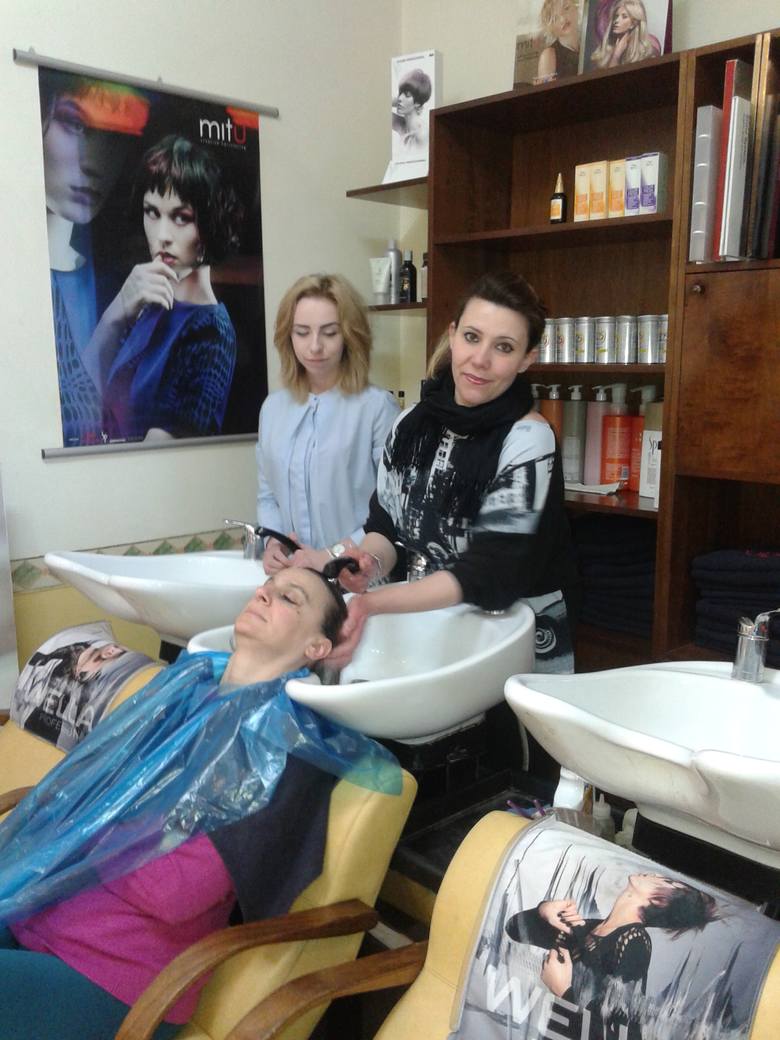 Grupa dziewcząt z rawskiego Hufca Pracy 5-24 na praktykach fryzjerskich we Włoszech